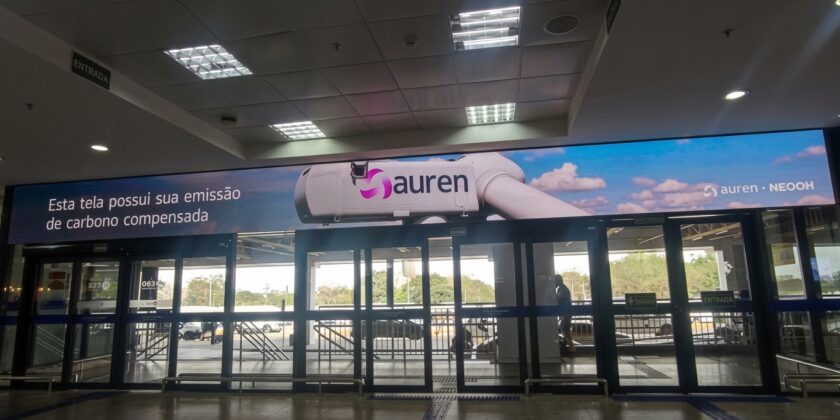 Auren e NEOOH: parceria garante compensação de emissões associadas ao consumo de energia das telas do circuito de mídia